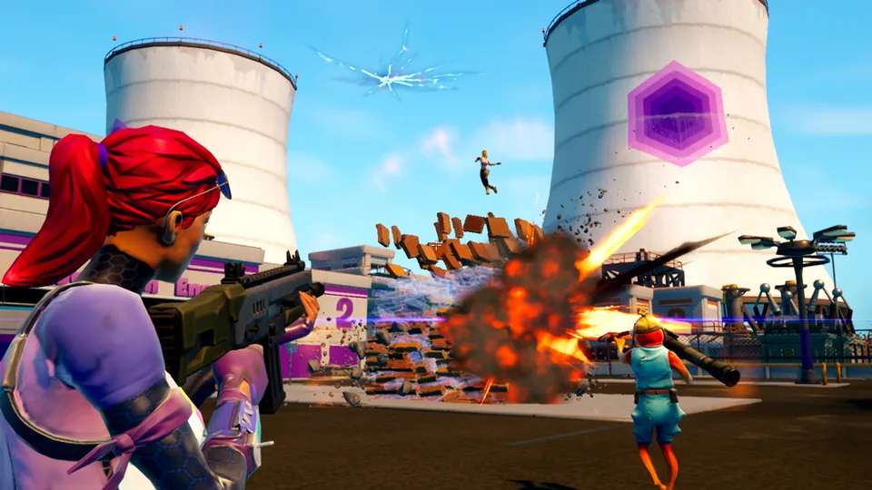 Eine Spielfigur zielt in Fortnite auf Gegner und Gegenstände in einer bebauten Umgebung.