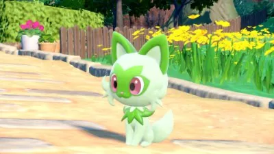 Das grüne Pokémon Felori steht in einer Spielszene auf einem Weg.